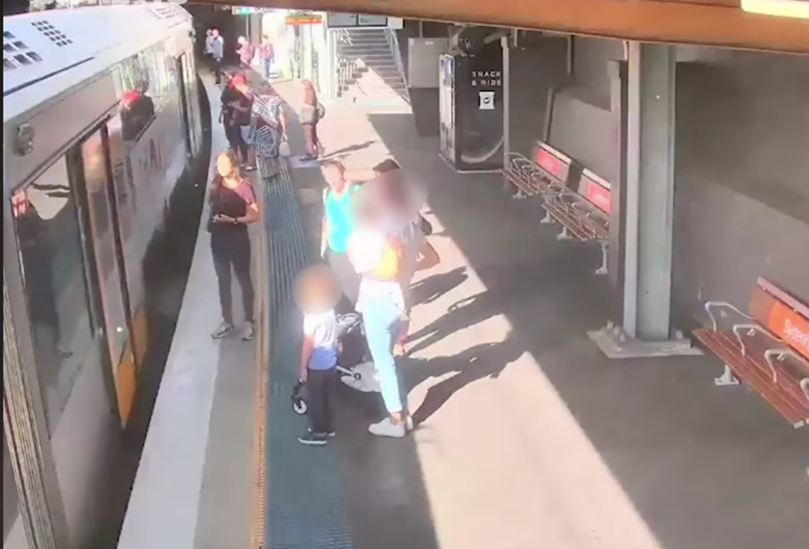 Парень толкнул девушку под поезд. Сальто перед поездом метро. В метро толкнули человека под поезд. Упал с платформы под поезд.