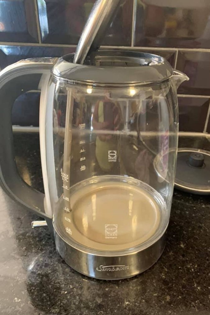 Angela's kettle after using Coca Cola. Image: Mums who clean/Facebook